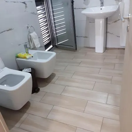 Private House Second Floor 180 Meters Tarraca 180 Meters With View 2 Bedrooms, One Double Bedroom, Separate Kitchen, Large Large Corridor, Living Room, Banjo With Balcony, Closet And Etjj. * Дуррес